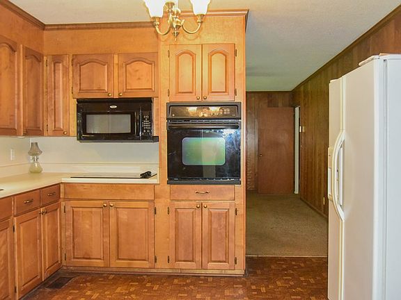 4th image of 45 Green Acres Dr