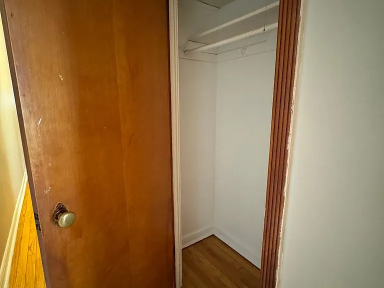 144-146 Custer Ave — Photo 5
