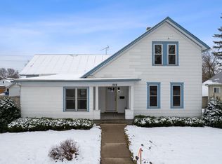 326 8th St, Baraboo, WI 53913