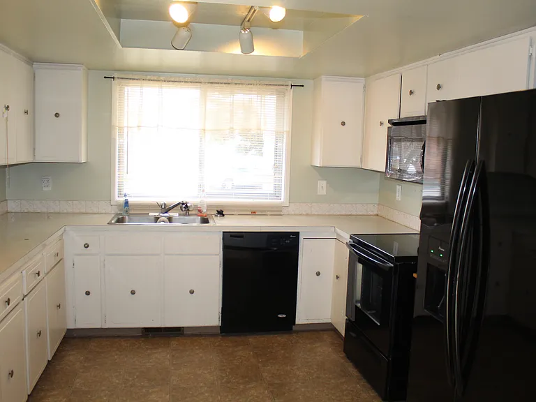 4615 Maplewood Ct — Photo 3