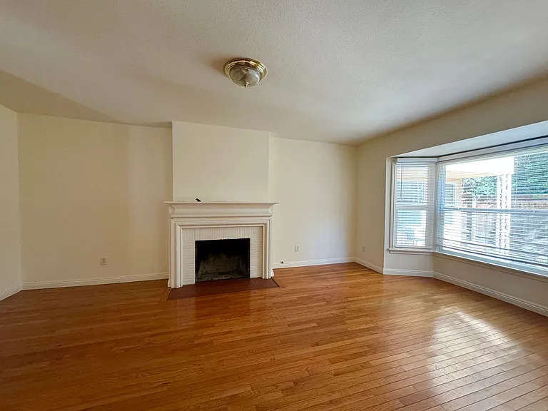 1422-1426 1/2 Midvale Ave — Photo 1