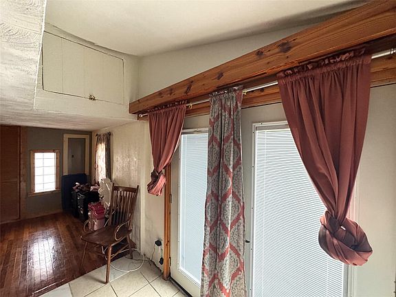 5th image of 709 Sabine St