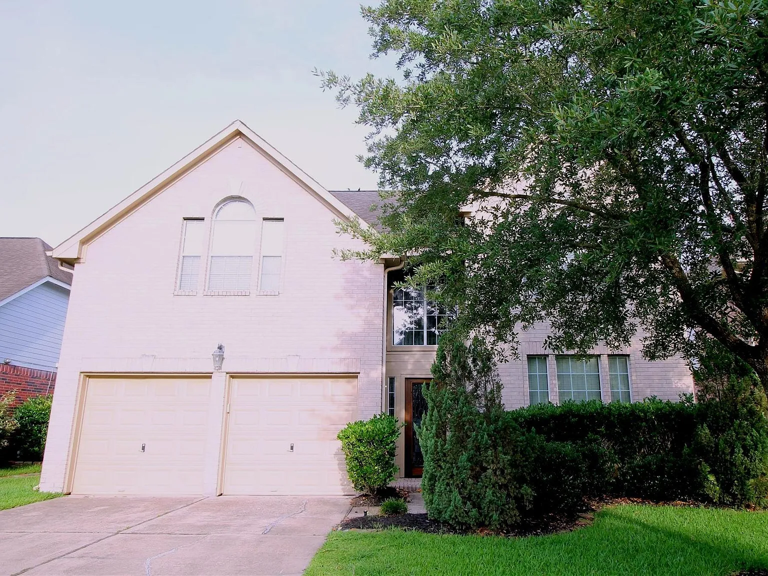 4 bed, 2.5 bath, 2452 sqft, $2,400 — Photo 1