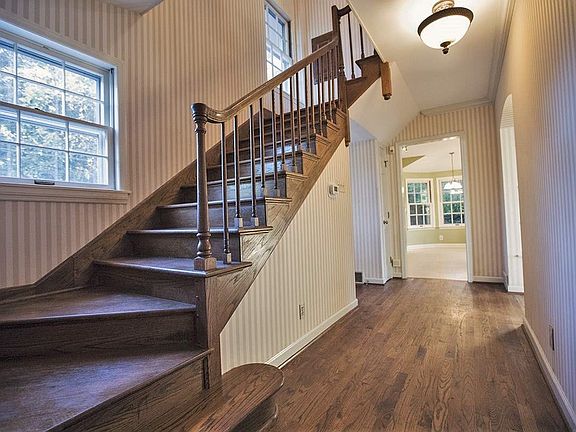 3rd image of 706 Cobblestone Dr