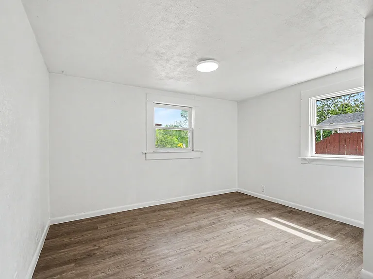 2527 Riverside Dr — Photo 10