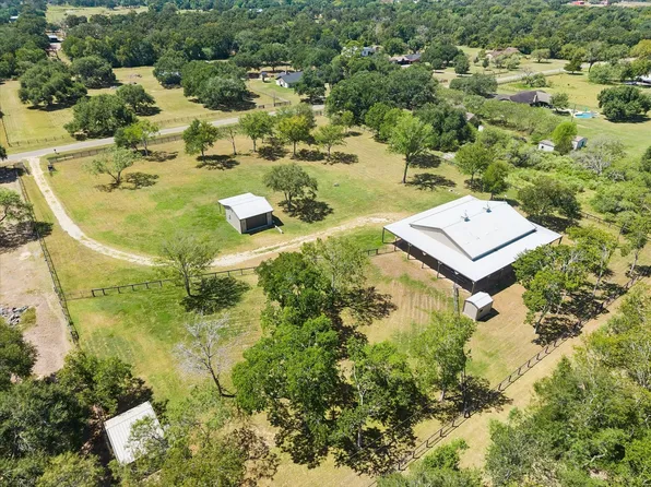 33 Riverwood Ln, Hempstead, TX 77445