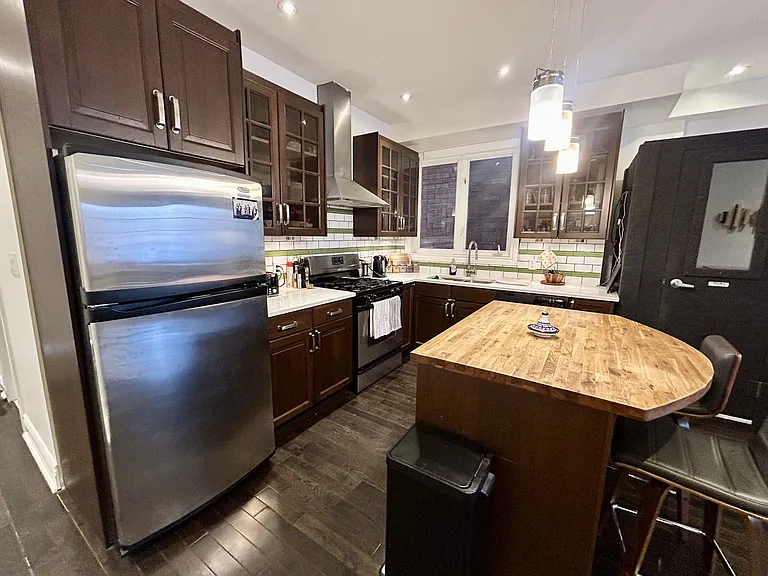 36 Coxwell Ave — Photo 6