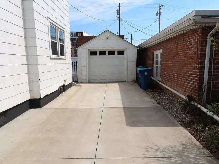 120 S Court St — Photo 47