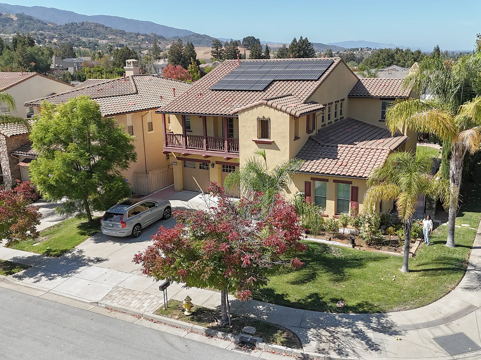 5 bed, 3780 sqft, $6,999 — Photo 2