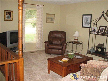 Living room, new carpet, new paint