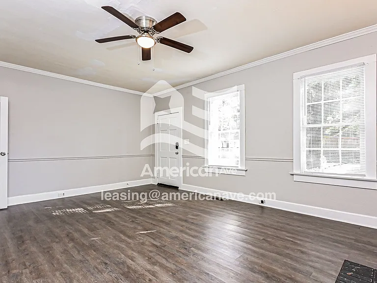 1666006_007_family_room_7.jpg