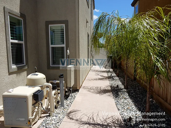 5635 Saratoga Cir — Photo 26