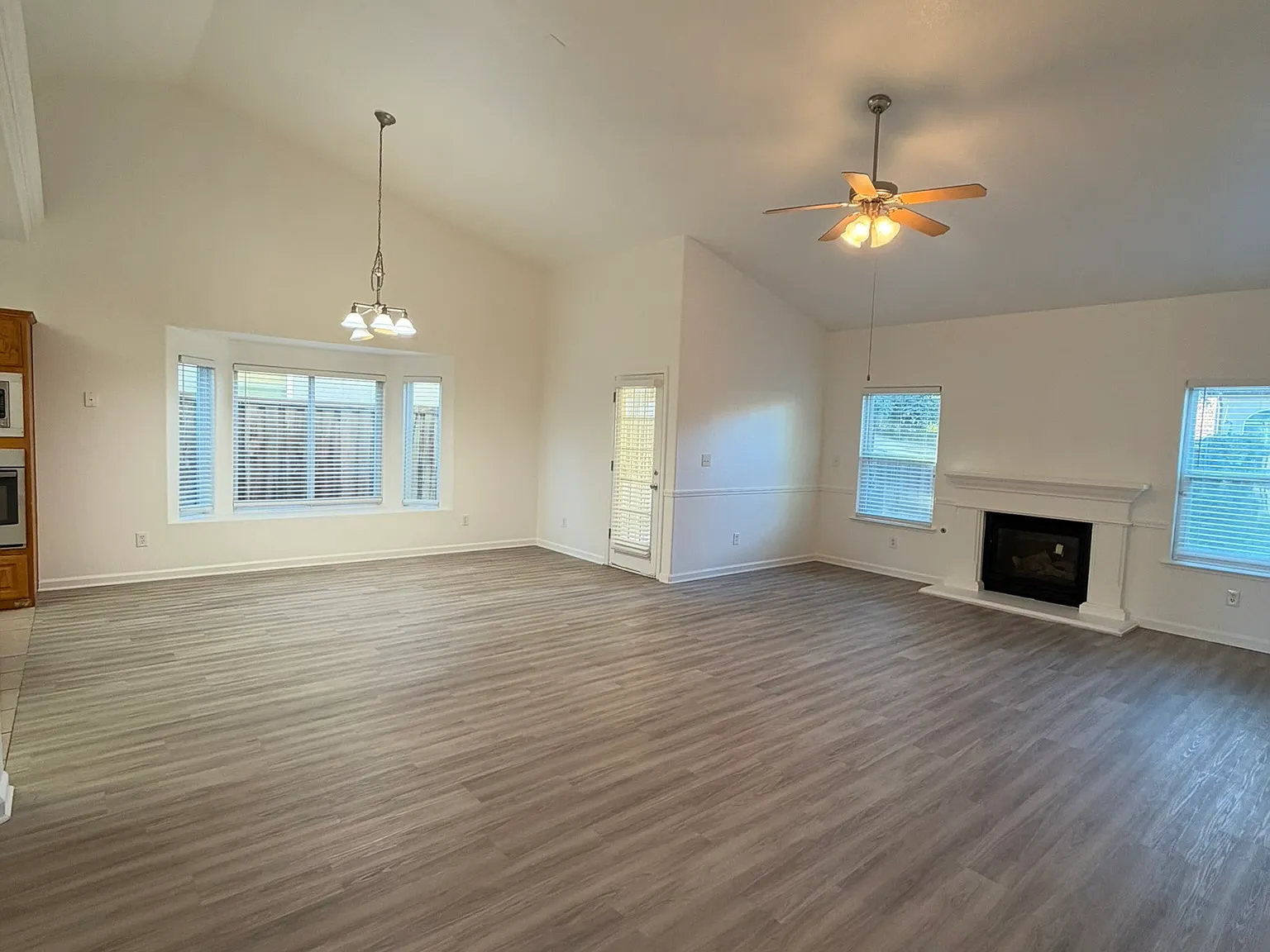 3 bed, 2.5 bath, 1708 sqft, $2,400 — Photo 4