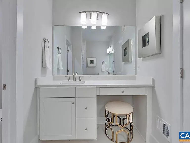 933 Salamander St #B — Photo 7