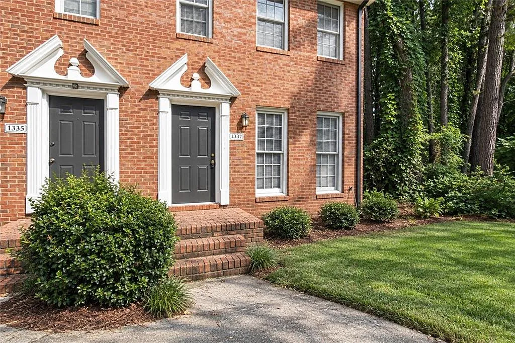 2 bed, 2.5 bath, 6831 sqft, $1,600 — Photo 2