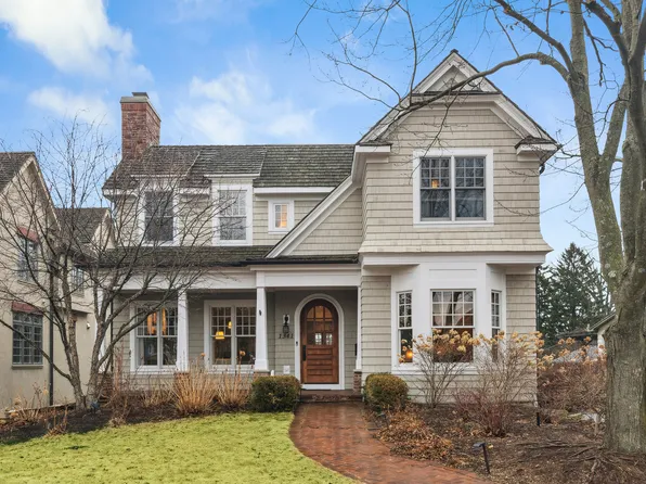 1341 Edgewood Rd, Lake Forest, IL 60045