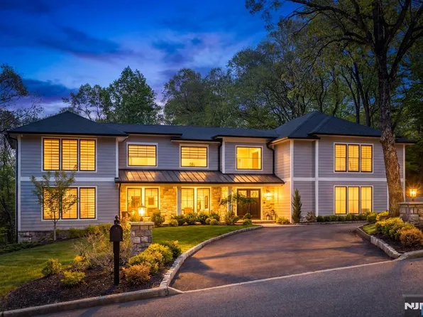 315 Freemans Ln, Franklin Lakes, NJ 07417