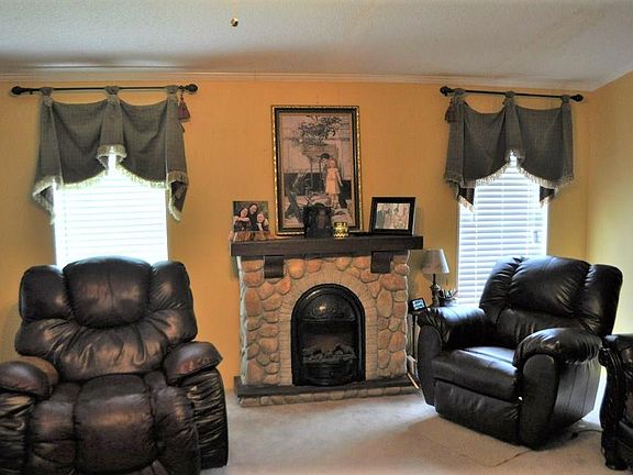 3rd image of 222 Champagne Cir