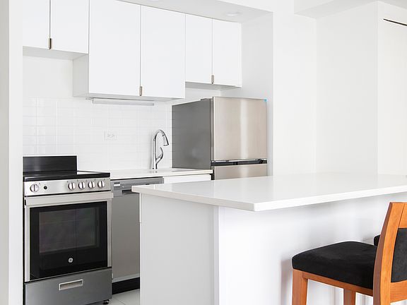 4th image of 150 W 51st St APT 1730