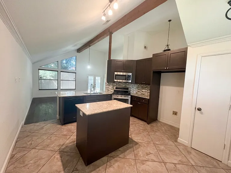 1404 Daffodil Ln — Photo 7