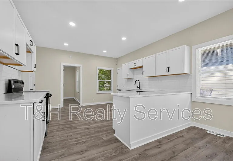 320 W 39th St — Photo 7