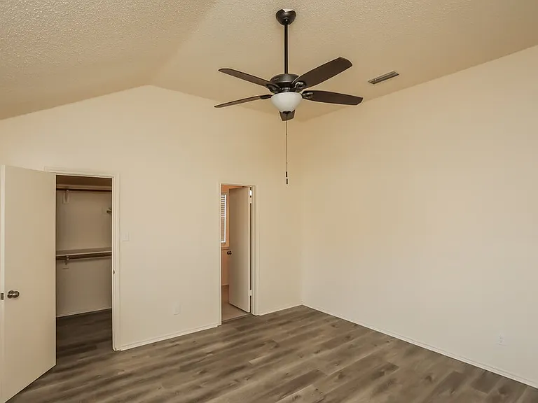 916 Richards Dr — Photo 9