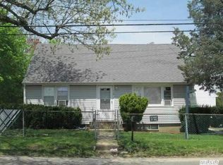 119 W 19th St, Huntington Station, NY 11746