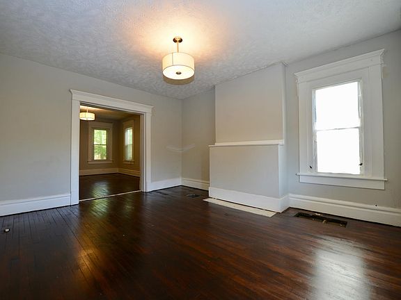 3rd image of 427 Saint Clair Ave