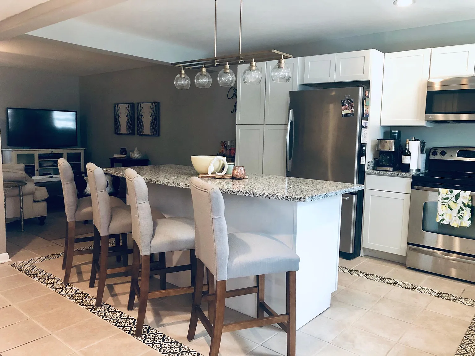 415 Carriage Ln — Photo 2