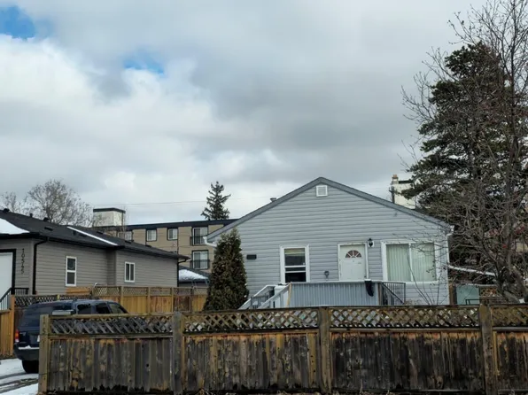 10541 157th St NW, Edmonton, AB T5P 2V7