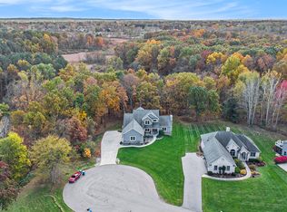1281 Victoria Ln, Fenton, MI 48430