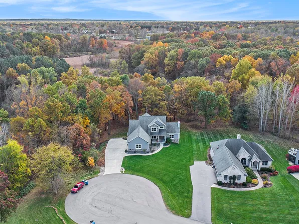 1281 Victoria Ln, Fenton, MI 48430