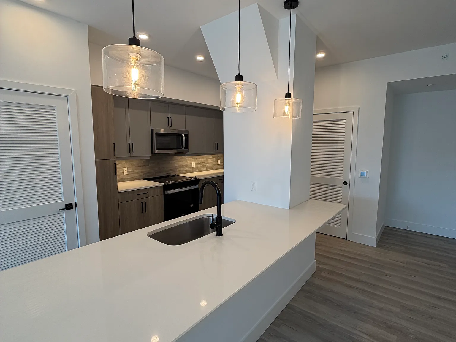 2 bed, 1080 sqft, $3,075 — Photo 4