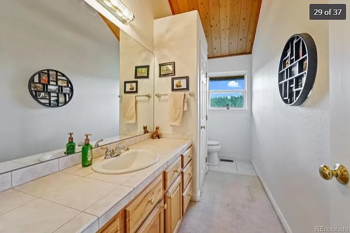 Guest Bathroom (upstairs)