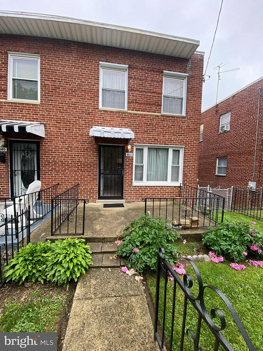 662 Jefferson St NE photo 1