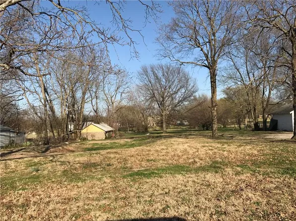 300 N Oak St, Garnett, KS 66032