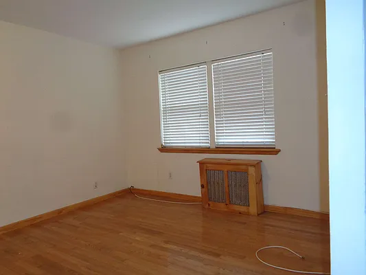 Rented by Zikos Realty Services | media 20