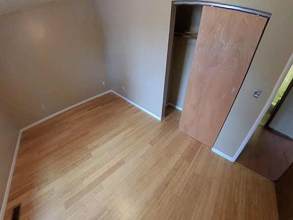 4th image of 518 S Washington St