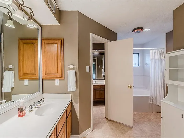 2407 Overland Ln — Photo 8