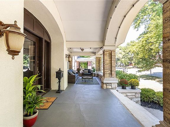 3rd image of 406 Gladstone Blvd