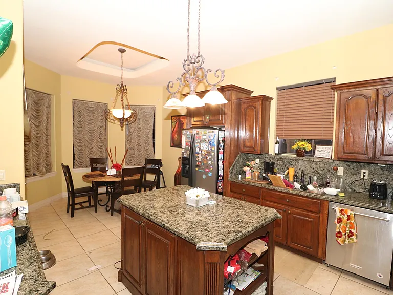 Huge Kitchen w Granite Countertops & Breakfast Nook