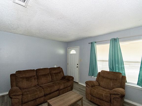 3rd image of 1115 Sacramento Ave