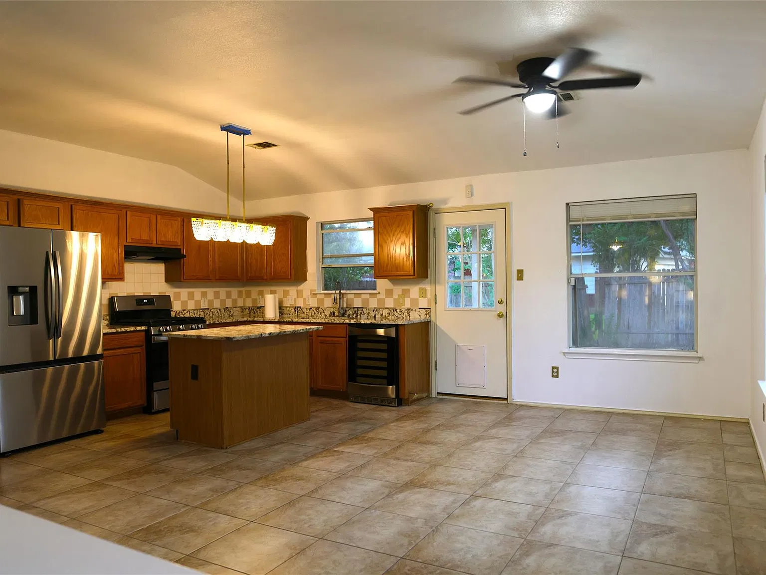 4 bed, 2.0 bath, 1928 sqft, $2,100 — Photo 3