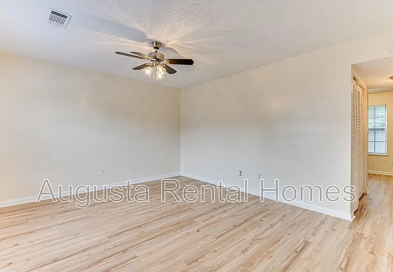 707 Cardinal St — Photo 4
