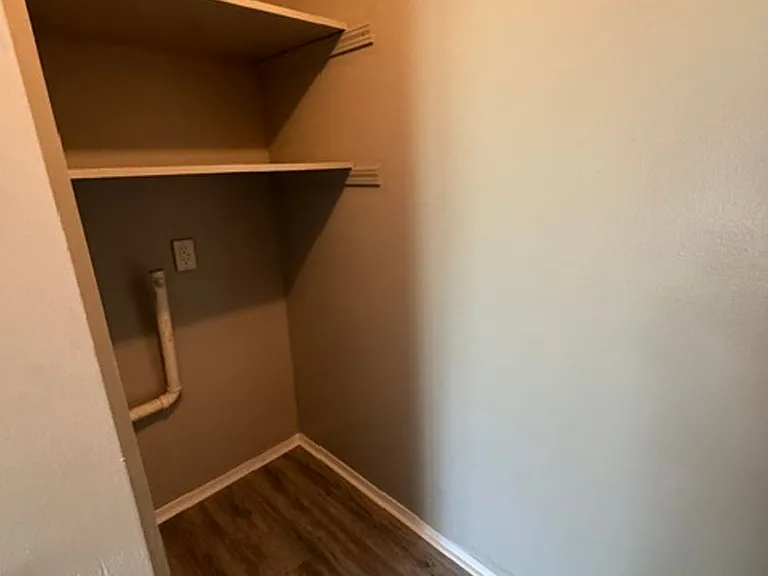 307 N Prairieview Rd — Photo 16
