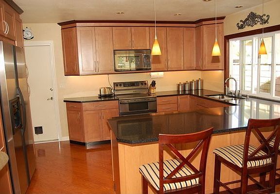 All SS Apliances and Entertainer's Breakfast Bar