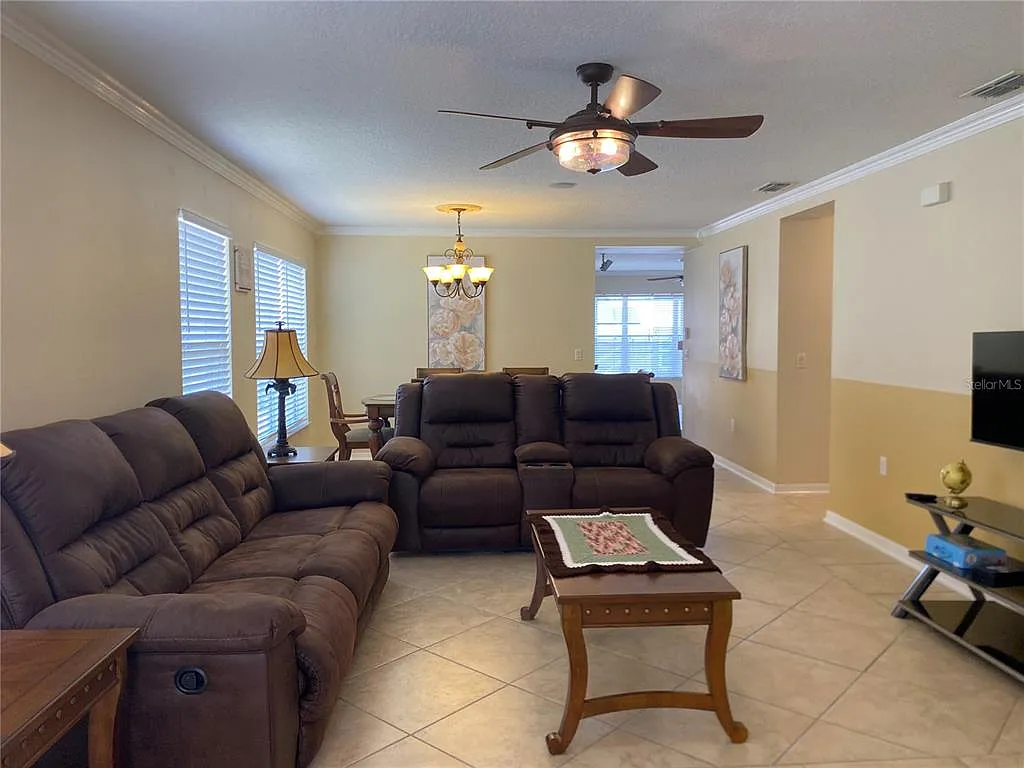 4 bed, 2.0 bath, 1950 sqft, $2,500 — Photo 4