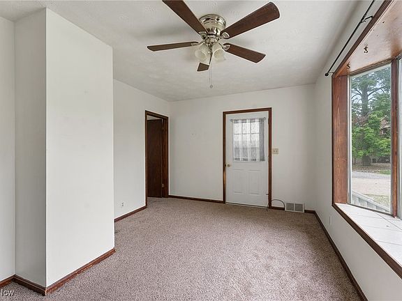 5th image of 938 Woodland Ave