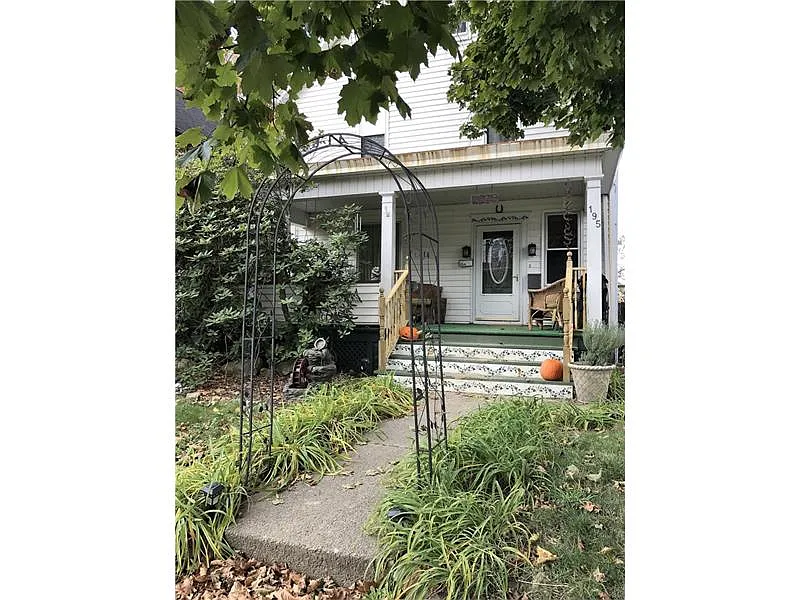 195 N Spring St photo 1