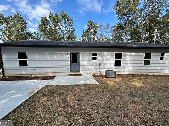 3rd image of 39 Huckleberry Ln